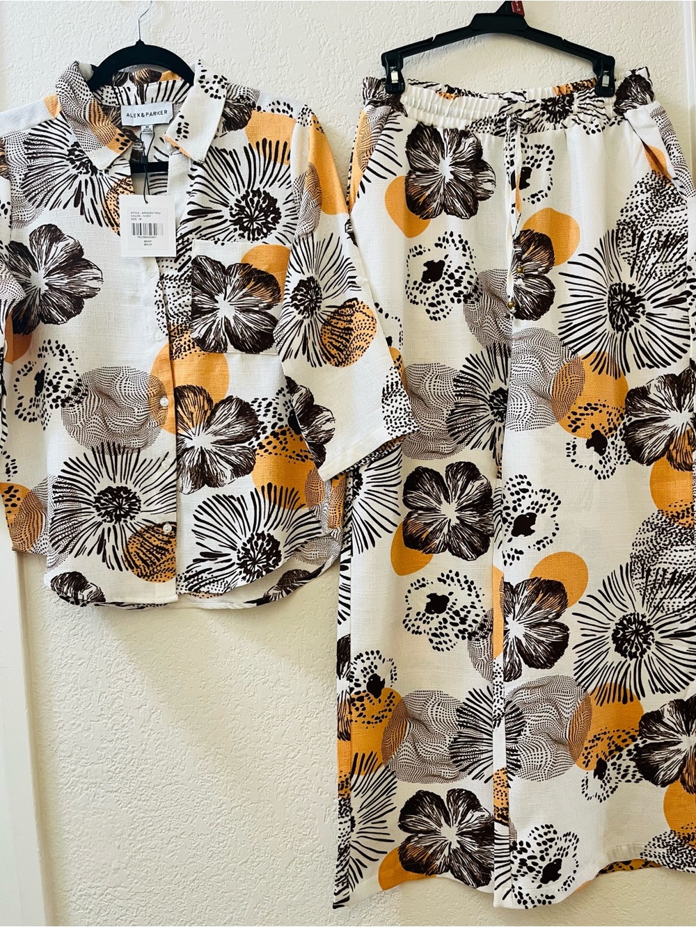 Set-Alex&Parker size medium-orange /black cream color .Top and pants.